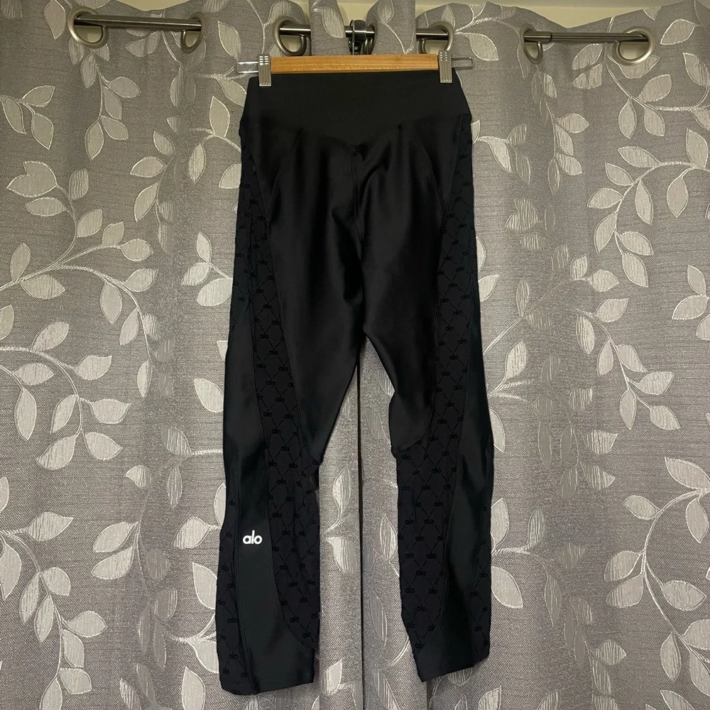 ALO Yoga SET Airlift Mesh Bra and High-Waist Celeste Capri Set